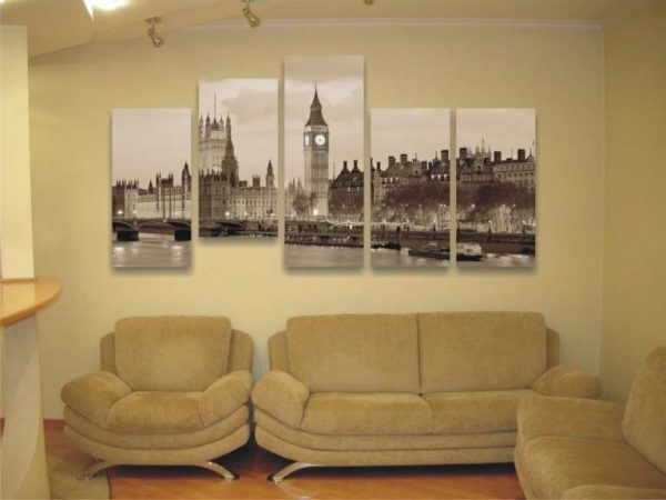 модульная картина пейзажем Лондона в интерьере гостиной над диваном