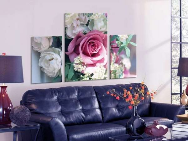 модульная картина с розами в интерьере гостиной над диваном