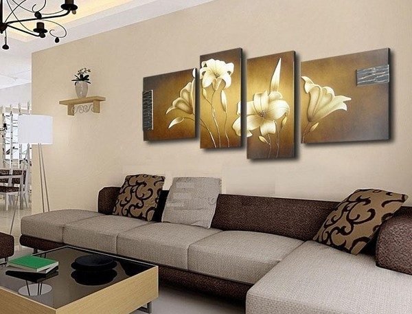 модульная картина с лилиями в интерьере гостиной