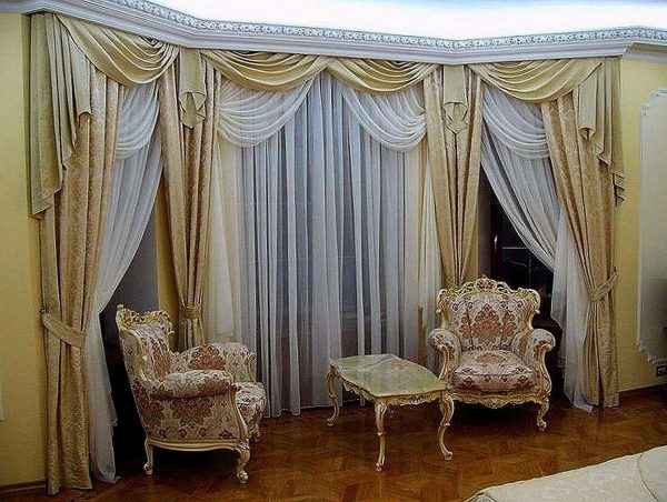 шторы в интерьере гостиной в классическом стиле