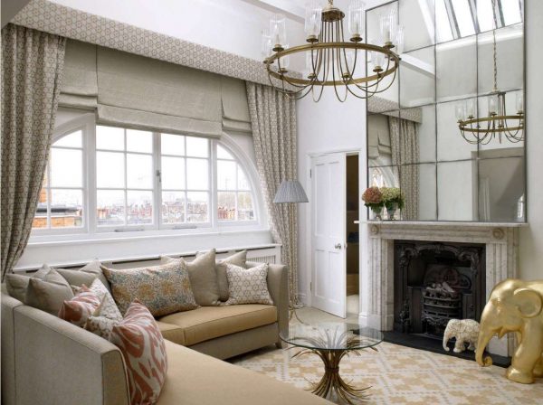 роскошные шторы классического стиля с рулонными в интерьере гостиной