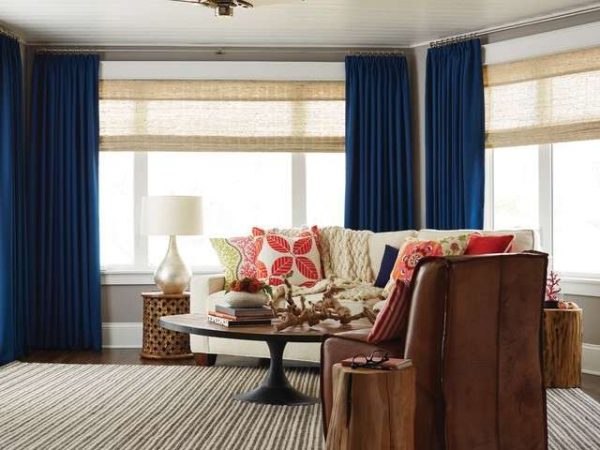 прямые синие шторы в союзе с бумбуковыми жалюзи в интерьере современной гостиной