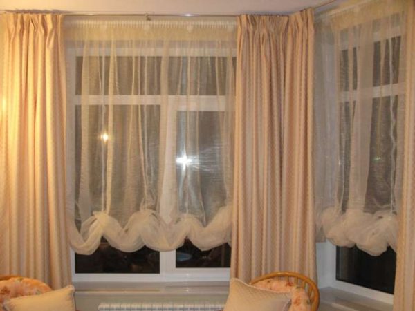 шторы со сборками в интерьере современной гостиной