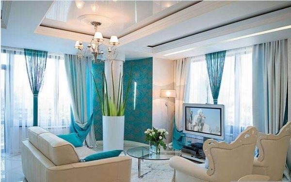 двухцветные шторы в интерьере современной гостиной