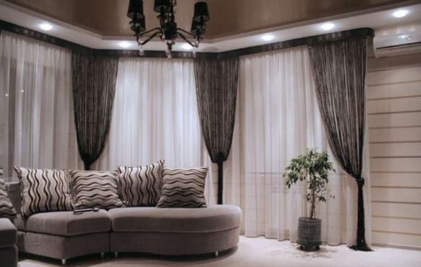 шторы с подхватами в интерьере современной гостиной