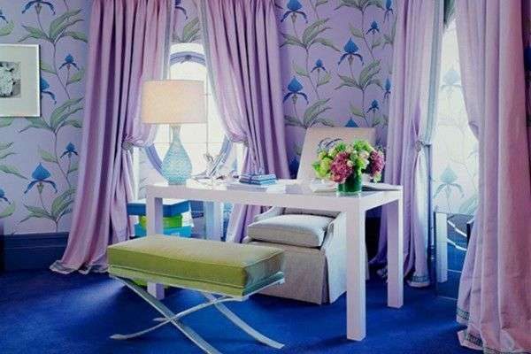 сиреневые шторы в голубой гостиной
