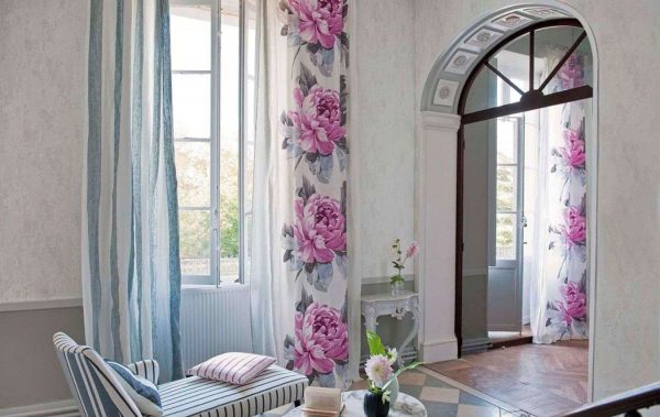 шторы с сиреневым цветочным принтом в интерьере гостиной