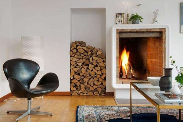 скандинавский стиль в гостиной с дровами