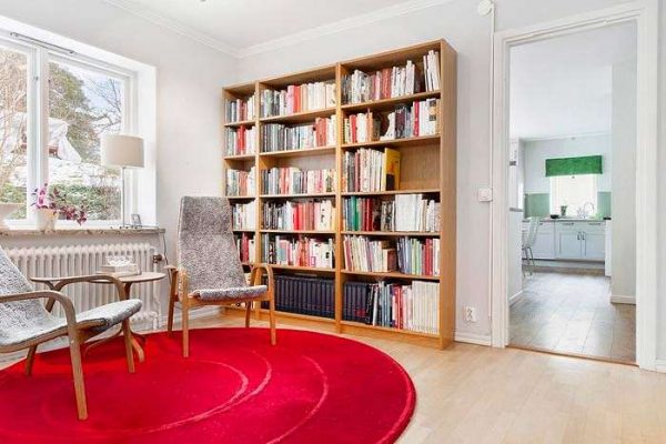 открытые книжные полки в интерьере гостиной в скандинавском стиле