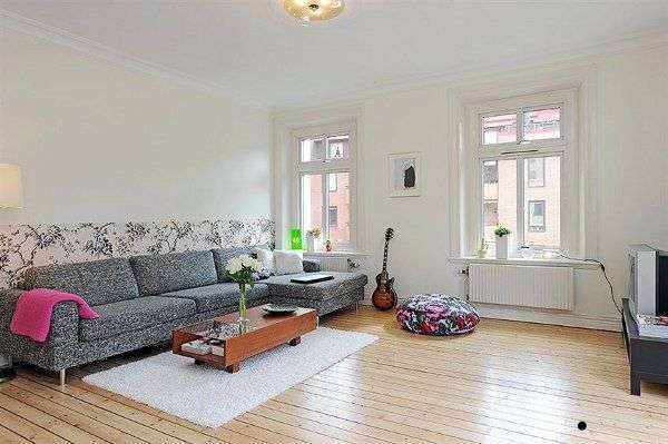 серый диван в гостиной в скандинавском стиле