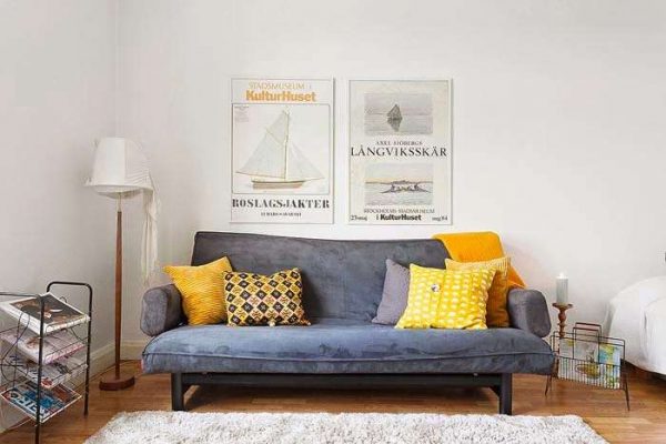 серый диван в интерьере гостиной в скандинавском стиле