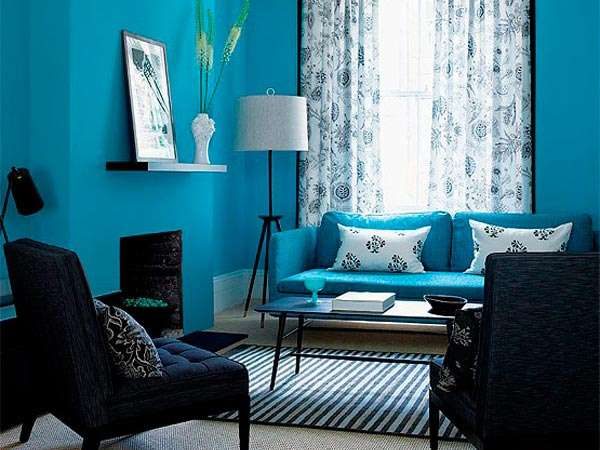комбинирование голубого с тёмно-серым цветов в гостиной