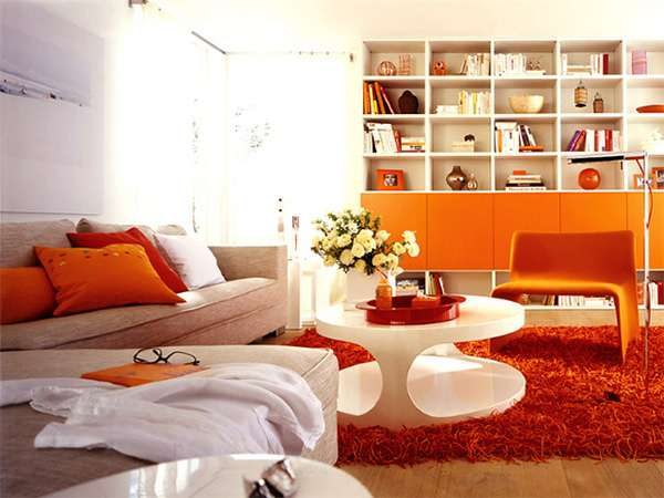 комбинирование оранжевого и белого цветов в гостиной