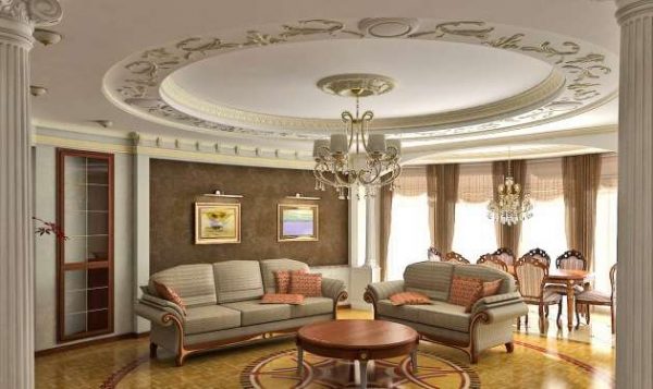 современная классика в интерьере гостиной с потолком с лепниной