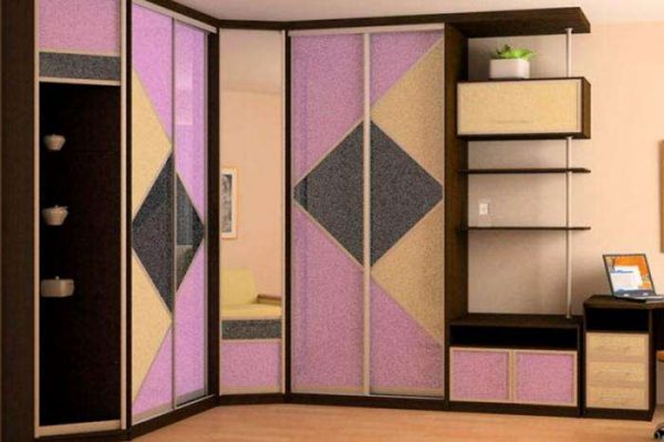 угловой шкаф в интерьере гостиной с оригинальным рисунком разноцветными стёклами
