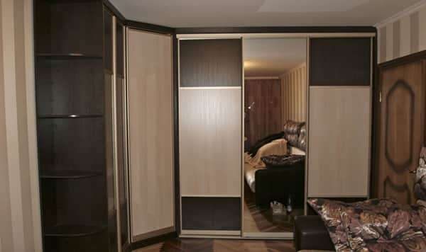 угловой шкаф купе с глухими фасадами и встроенным зеркалом в интерьере гостиной
