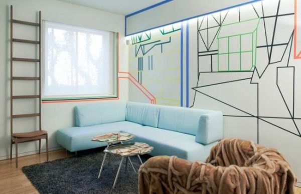 голубой угловой диван в интерьере гостиной