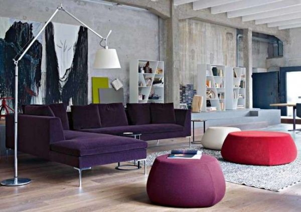 фиолетовый угловой диван с открытыми ножками в интерьере гостиной