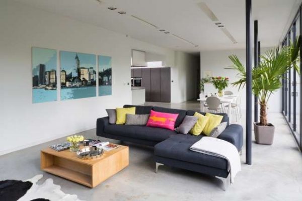 угловой диван серого цвета в интерьере гостиной
