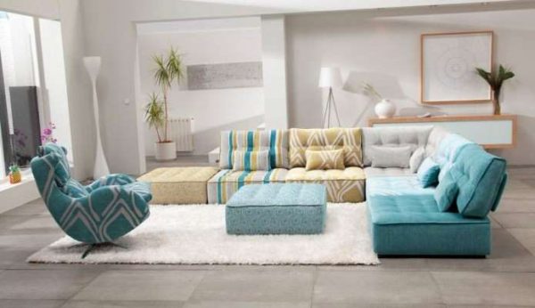 угловой диван голубого цвета в интерьере гостиной