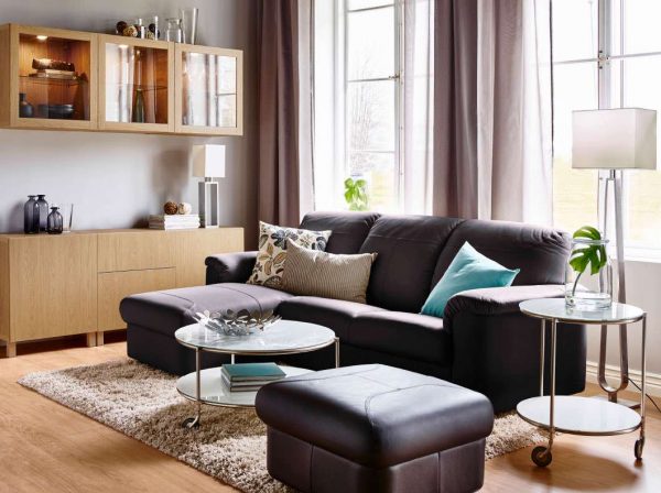 угловой серый диван в интерьере гостиной