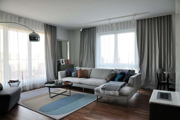 серый угловой диван в гостиной