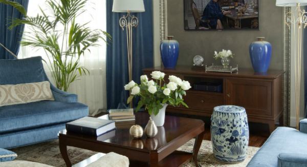 голубые вазы в интерьере гостиной