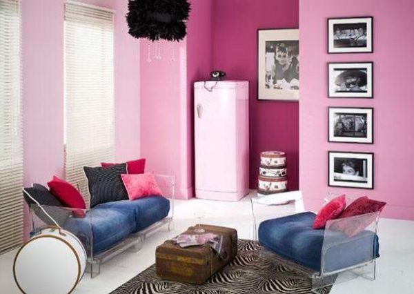 розовые стены отлично сочетаются с синей мебелью