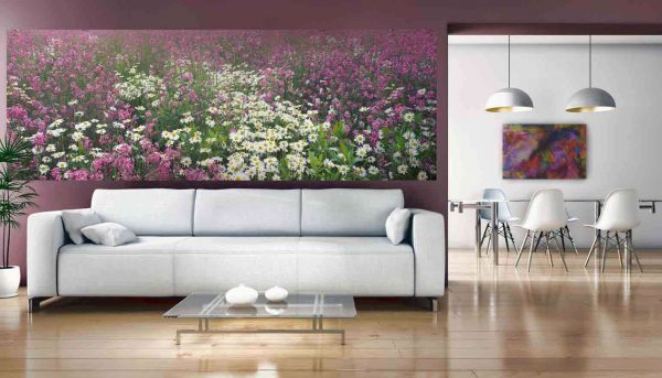 фотообои с полем цветов в интерьере гостиной