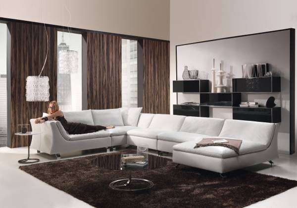 белый угловой диван в интерьере гостиной в стиле хай тек