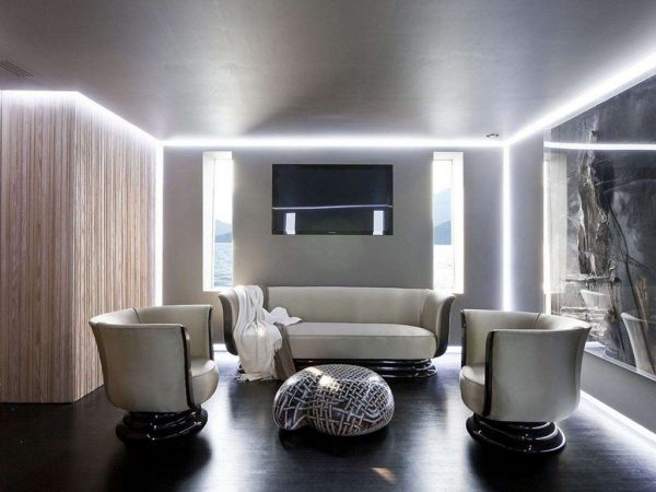 освещение потолочное в интерьере гостиной в стиле хай тек
