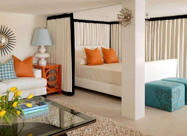 совмещённая гостиная со спальней с делением на зоны шторой