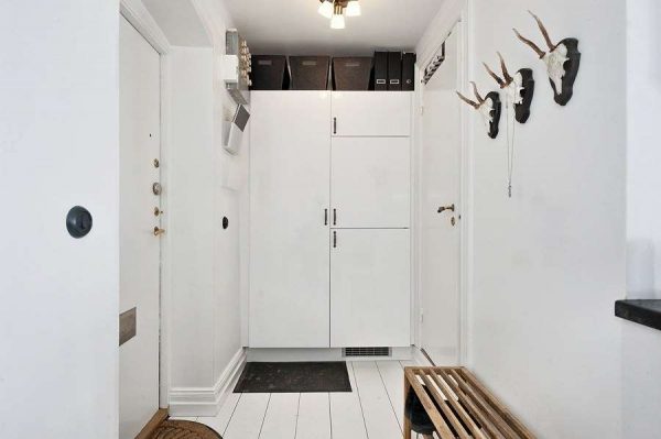 белый интерьер в коридоре однокомнатной квартиры