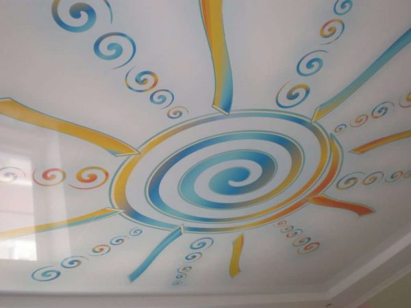 натяжной потолок в гостиной с рисунком