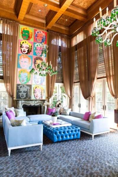 полупрозрачные шторы в интерьере гостиной в стиле поп арт