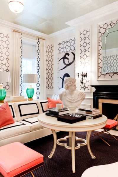 стильные шторы с необычным рисунком в интерьере гостиной