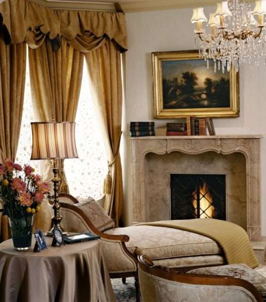 классические шторы в интерьере гостиной