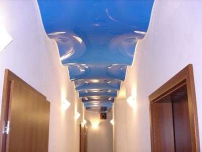голубой наливной потолок в коридоре