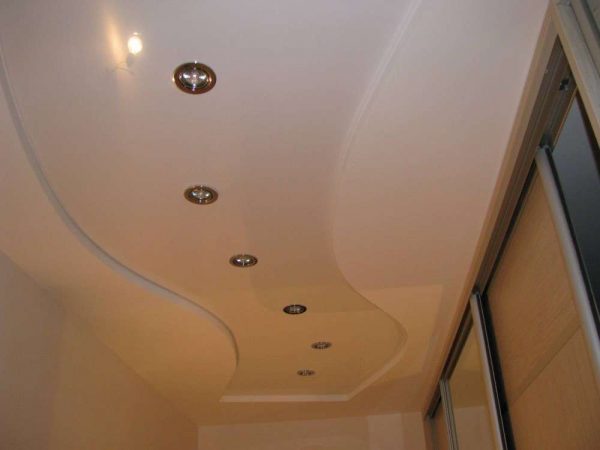 встроенные светильники на потолке в прихожей