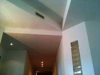 многоуровневый белый потолок из гипсокартона в коридоре