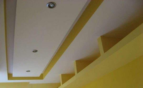многоуровневый потолок из гипсокартона со встроенным освещением