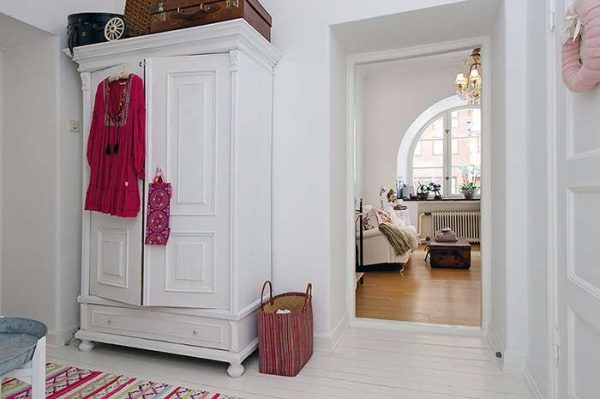 белый шкаф в прихожей в скандинавском стиле