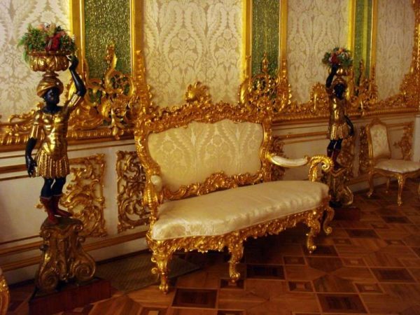 диван в золотом обрамлении в прихожей в стиле барокко