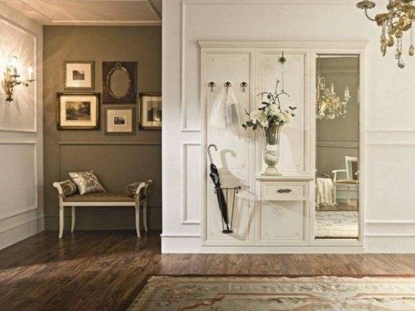 белый шкаф с вешалкой в прихожей в стиле барокко