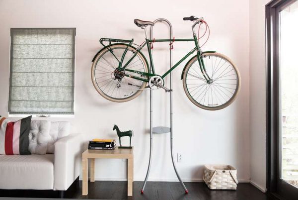 интерьер прихожей в квартире с велосипедом
