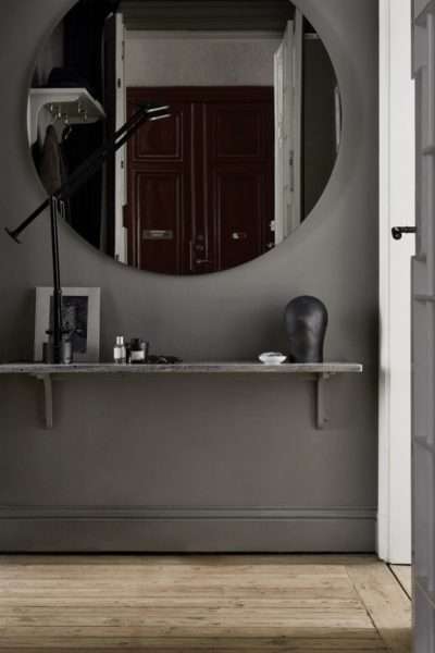 круглое зеркало в коридоре панельного дома