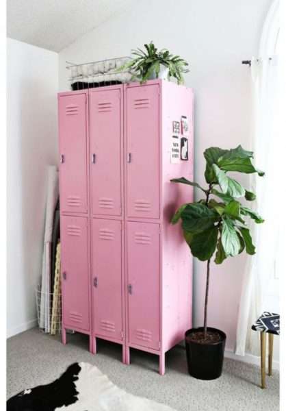 розовый шкаф в коридоре панельного дома