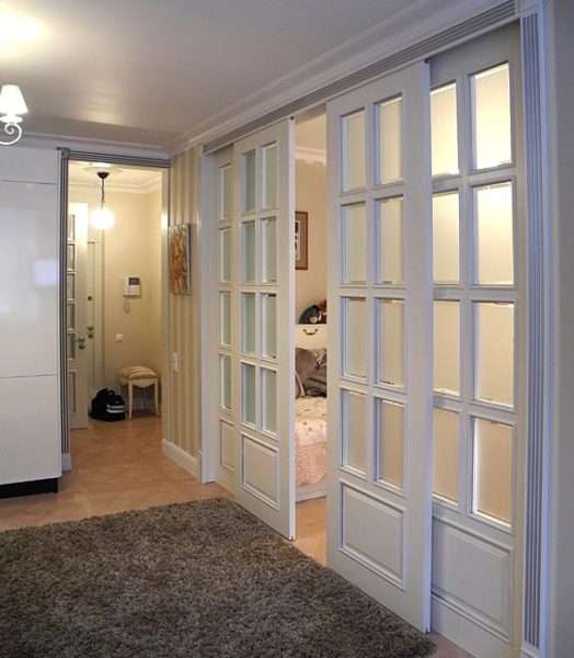 раздвижные двери в коридоре панельнго дома