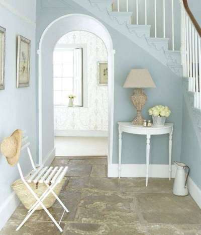 голубой интерьер коридора с лестницей прованс