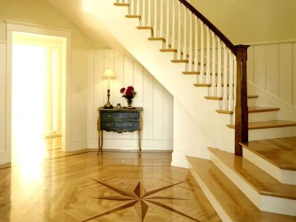коридор с лестницей в минималистическом стиле
